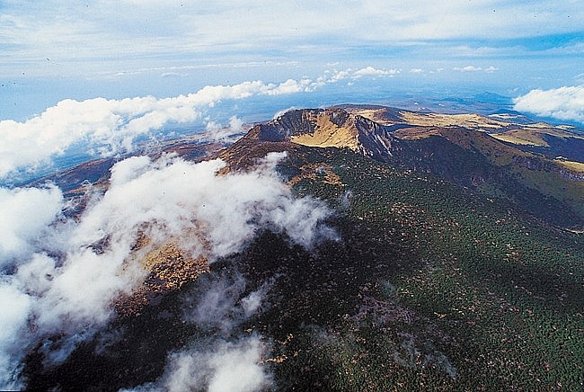 수많은 전설을 간직하고 있는 "한라산 정상 백록담"